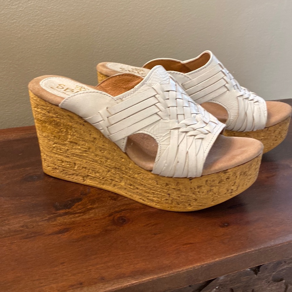 White Platform in very good condition. Very comfortable